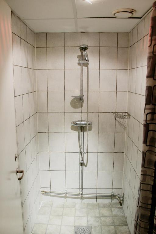 Bädd i 10-bäddars sovsal för både män och kvinnor